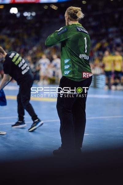 Ein Torwart von SC Magdeburg bereitet sich auf den nächsten Angriff vor.