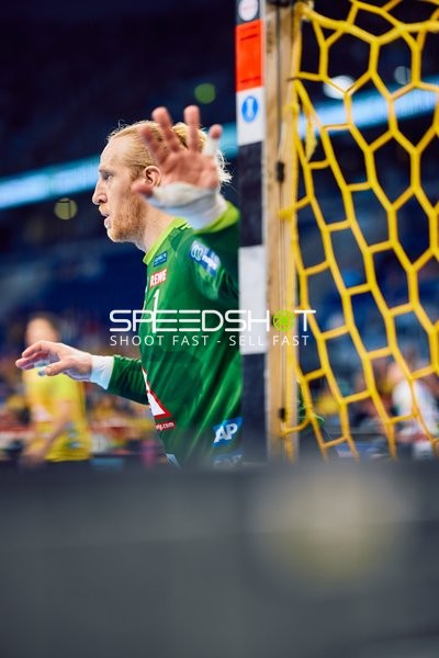 Ein Torwart pariert einen Schuss oder bereitet sich darauf vor, den Ball zu fangen.