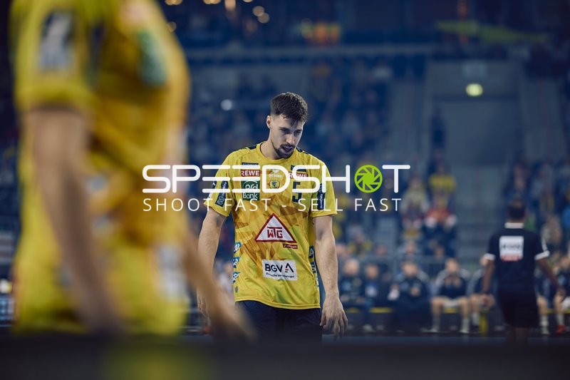 Spielunterbrechung oder Endphase, Spieler geht fokussiert über das Spielfeld.