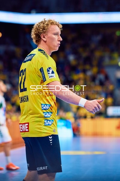 Ein Spieler der Rhein Neckar Löwen bereitet sich auf das Spiel vor.