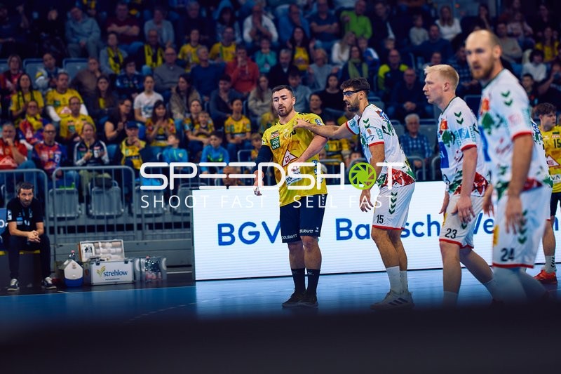 Jannik Kohlbacher von den Rhein Neckar Löwen im Zweikampf mit mehreren Spielern des SC Magdeburg.