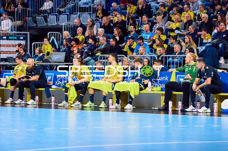 Spieler sitzen auf der Ersatzbank während des Spiels.