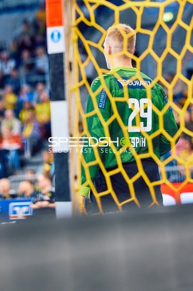 Ein Torwart im Tor während eines Handballspiels