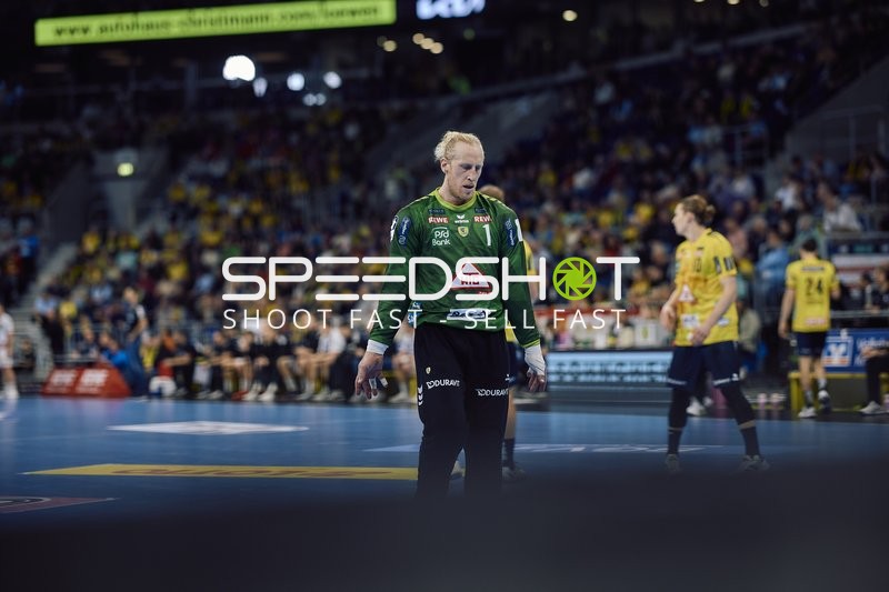 Ein Torwart steht konzentriert auf dem Spielfeld.