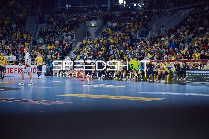 Spielszene am Rande des Spielfelds