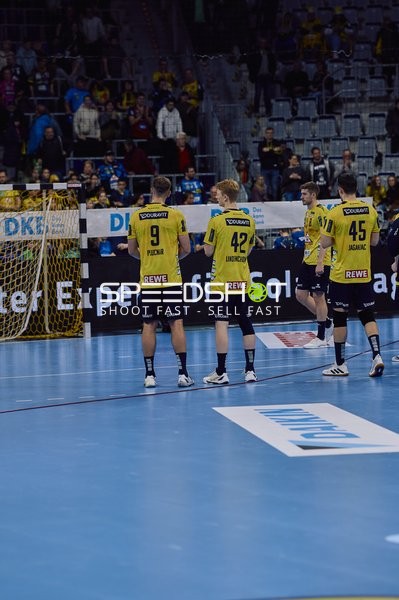 Das Team versammelt sich vor dem Tor.