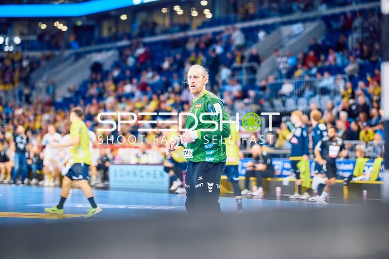 Ein Spieler der Rhein Neckar Löwen steht auf dem Spielfeld.