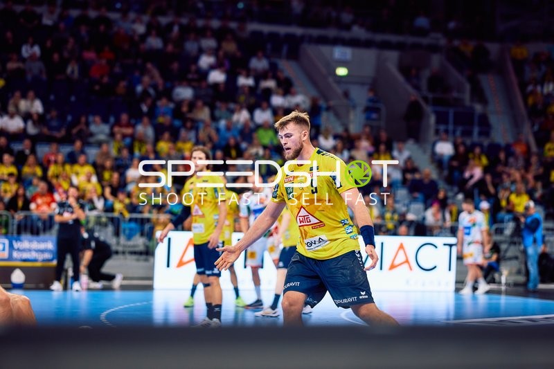 Ein Spieler von Rhein Neckar Löwen, Steven Plucnar Jacobsen, signalisiert eine Spielentscheidung.