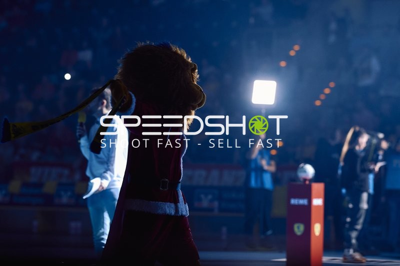 Maskottchen bei der Spielvorbereitung