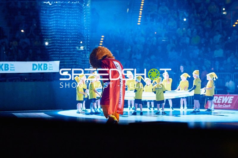 Eine Einlaufzeremonie mit einem Maskottchen und Kindern