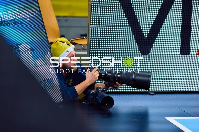 Ein Fotograf liegt am Spielfeldrand und macht Fotos.