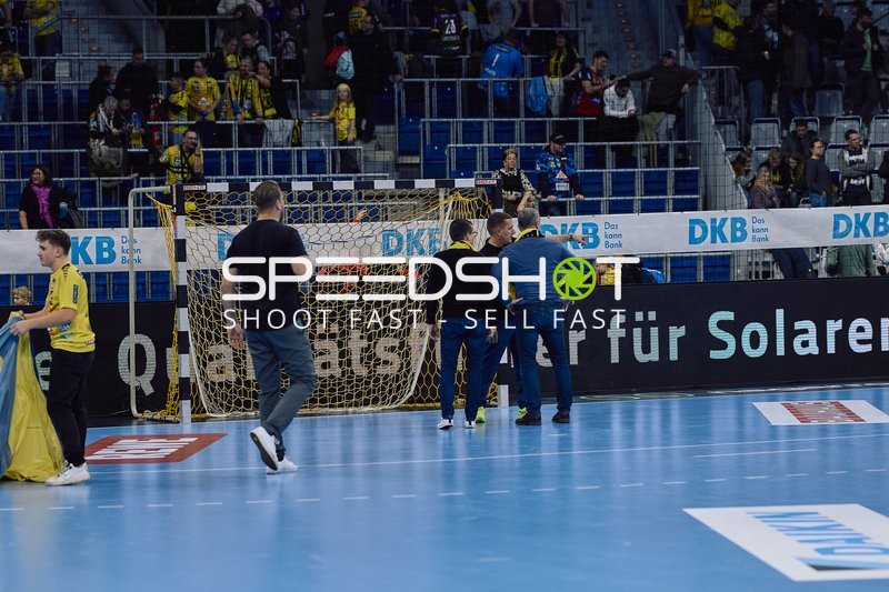 Spielvorbereitung oder Nachbesprechung vor dem Tor.