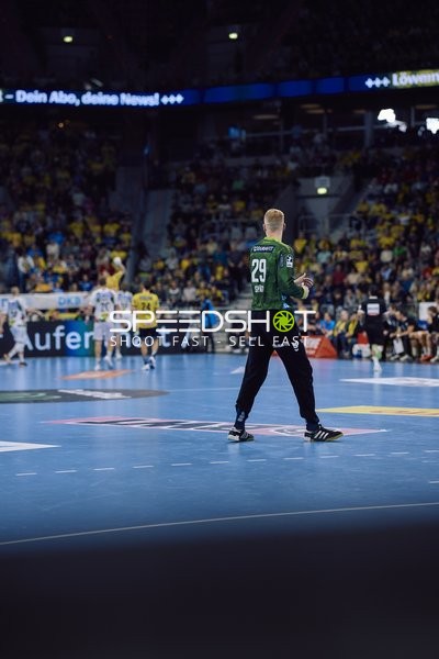 Torwart des SC Magdeburg beim Rückzug in seine Position