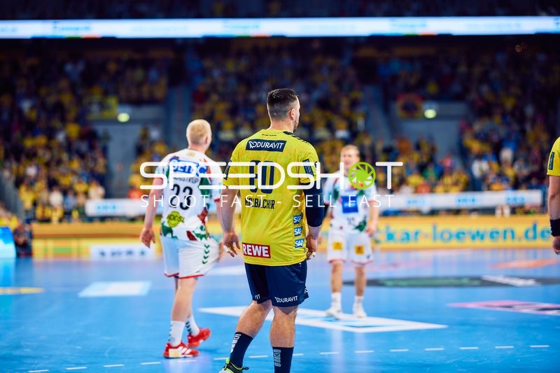 Spieler beider Teams stehen auf dem Spielfeld bereit.