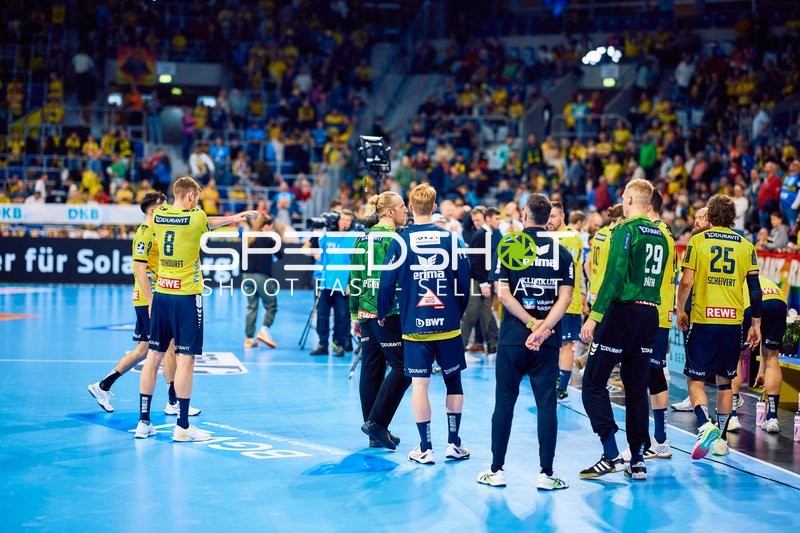 Spieler bereiten sich auf das Handballspiel vor.