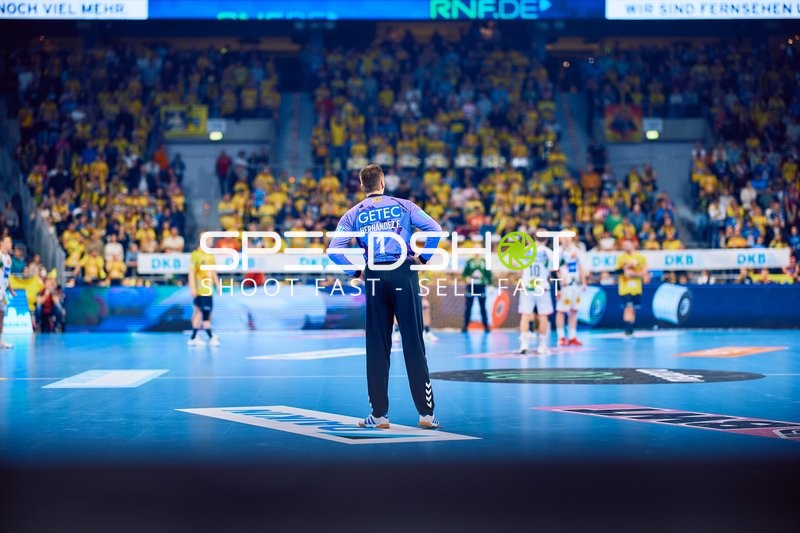 Ein Torwart von SC Magdeburg steht in Erwartung eines Angriffs in der Defensive.