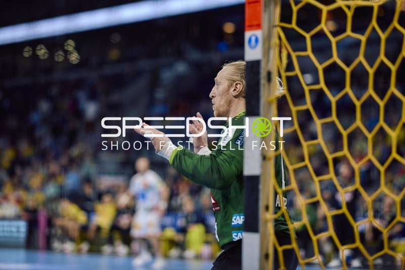 Ein Torwart steht aufmerksam im Tor und beobachtet das Spielgeschehen.