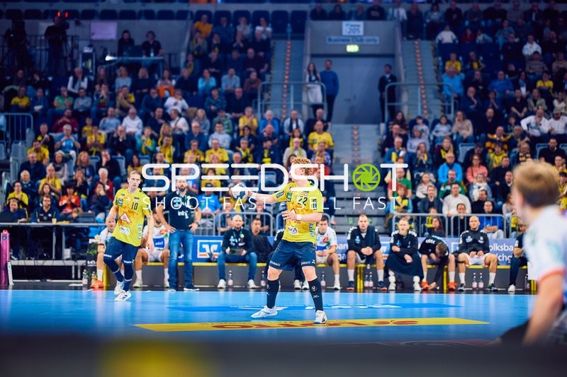 Ein Spieler der Rhein Neckar Löwen bereitet sich darauf vor, den Ball zu passen.