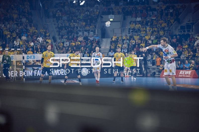 Ein Spieler des SC Magdeburg springt zum Wurf an.