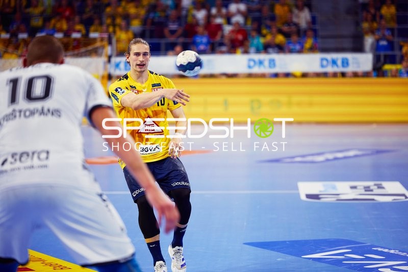 Ein Spieler von Rhein Neckar Löwen wirft den Ball.