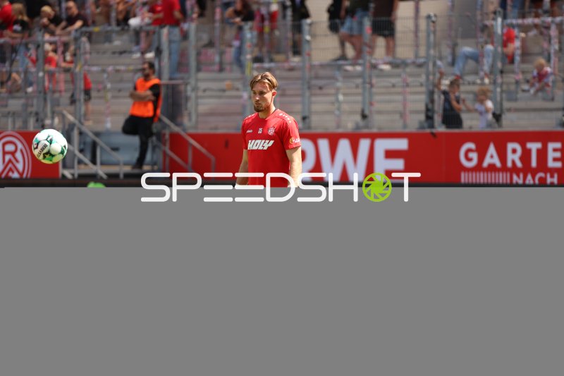 Malte Brüning (Rot-Weiss Essen) beobachtet den heranfliegenden Ball
