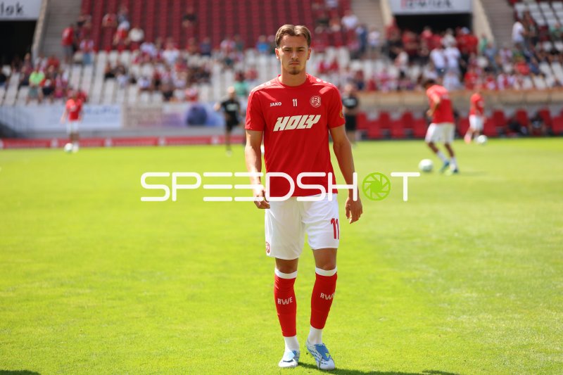 Rot Weiss Essen Spieler (#11; RWE) auf dem Rasen in Essen