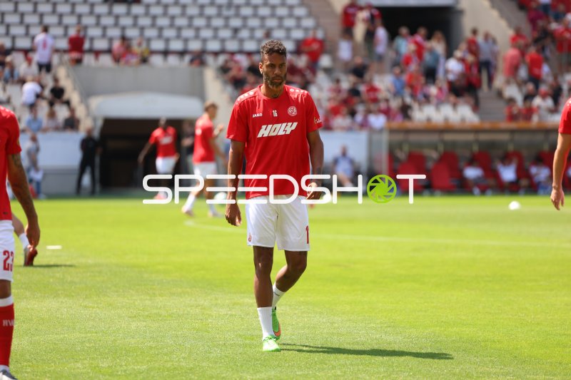Ruben Reisig (#16; Rot-Weiss Essen) beim Aufwärmen im Stadion an der Hafenstraße