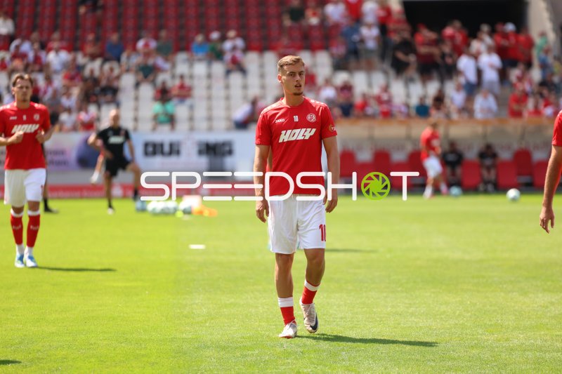 Marvin Obuz (#10; Rot-Weiss Essen) beim Aufwärmen im Stadion an der Hafenstraße