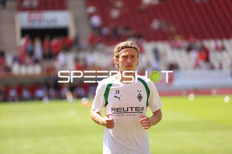 Borussia Mönchengladbach Spieler #38 beim Aufwärmen in Essen