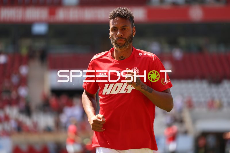 Ruben Reisig (#16; Rot-Weiss Essen) beim Aufwärmen im Stadion an der Hafenstraße