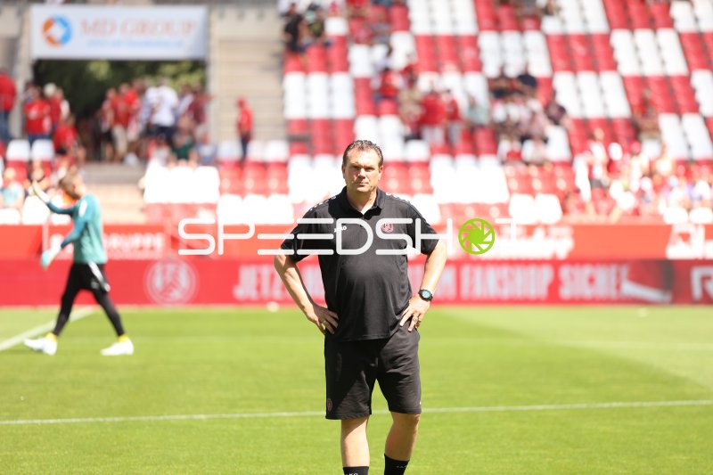 Trainer beobachtet das Aufwärmen im Stadion an der Hafenstraße