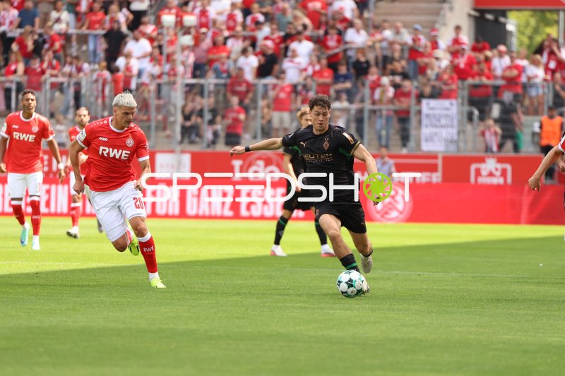 Marek Janssen (#20; Rot-Weiss Essen) verfolgt Philipp Sander (#16; Borussia Mönchengladbach)