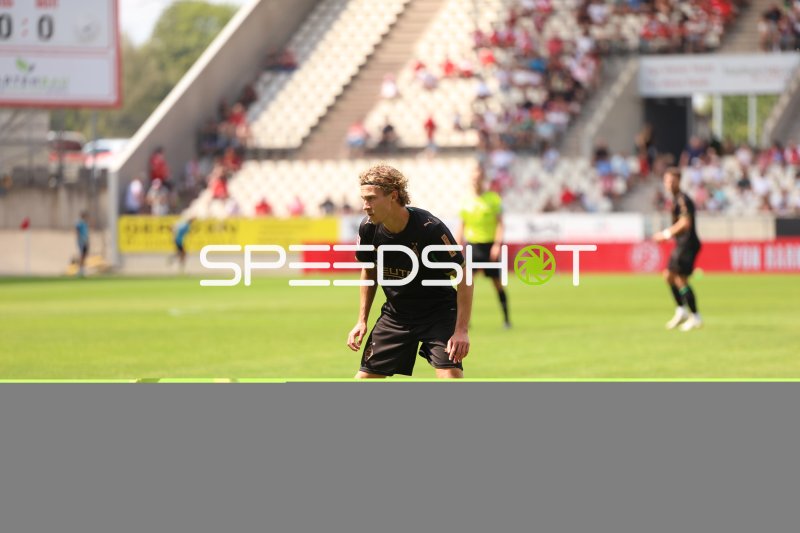Spieler im dunklen Trikot vor der Tribüne im Stadion an der Hafenstraße