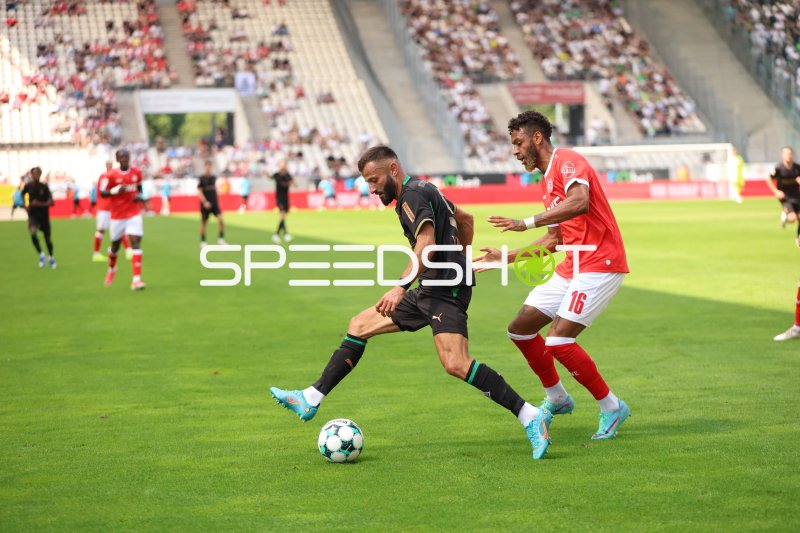 Franck Honorat (#9; Borussia Mönchengladbach) im Zweikampf in Essen