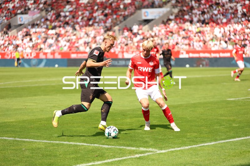 Zweikampf im Stadion an der Hafenstraße – Rot Weiss Essen gegen Gladbach