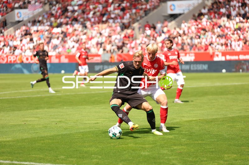 Ben Hüning im Zweikampf um den Ball im Stadion an der Hafenstraße