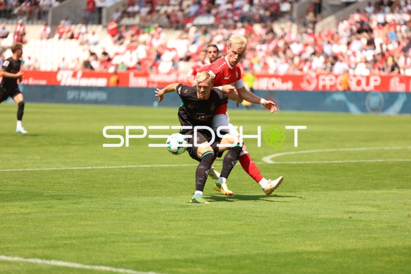 Ben Hüning (Rot-Weiss Essen) im Zweikampf gegen Borussia Mönchengladbach