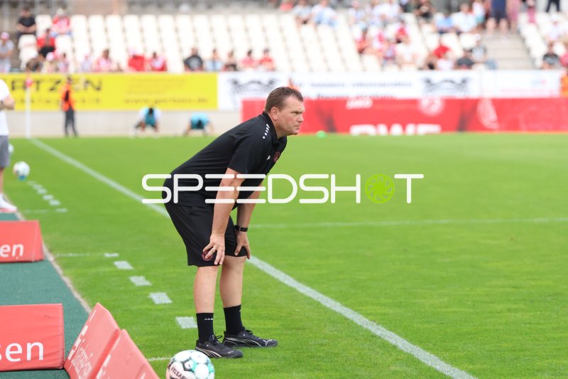 Trainer an der Seitenlinie im Stadion an der Hafenstraße