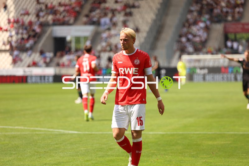 Ben Hüning (#15; Rot-Weiss Essen) im Spielgeschehen