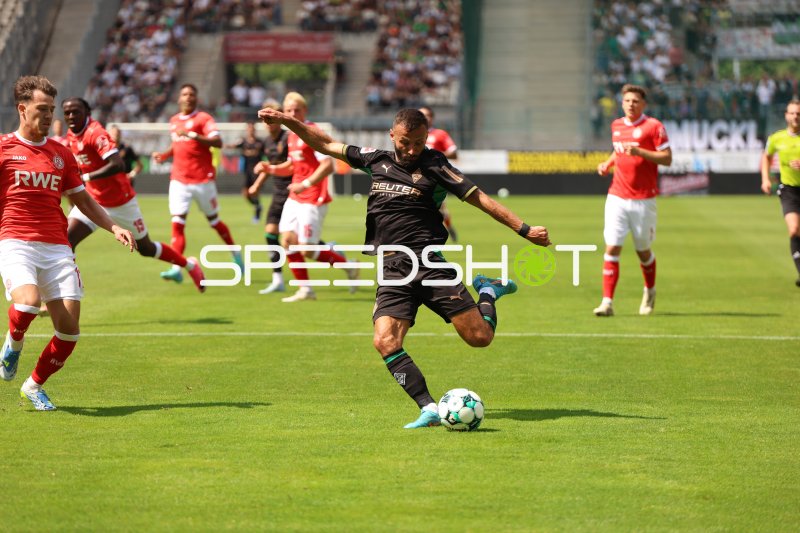 Franck Honorat (#9; Borussia Mönchengladbach) beim Torschuss in Essen