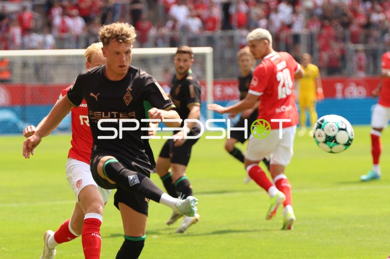 Robin Hack (#25; Borussia Mönchengladbach) im Zweikampf in Essen