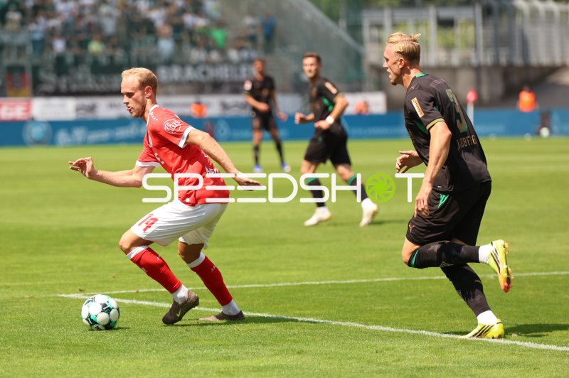 Zweikampf im Stadion an der Hafenstraße – Rot gegen Dunkelgrün