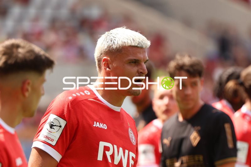 Marek Janssen (Rot-Weiss Essen) konzentriert vor dem Anpfiff