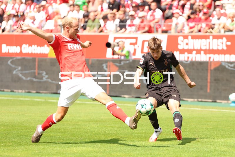 Zweikampf im Stadion an der Hafenstraße in Essen