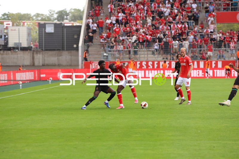 Lucas Brumme (#14; Rot-Weiss Essen) beobachtet Zweikampf im Stadion an der Hafenstraße