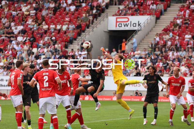 Wael Mohya (#36; Borussia Mönchengladbach) im Kopfballduell gegen Rot-Weiss Essen