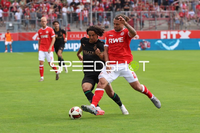Wael Mohya (#36; Borussia Mönchengladbach) im Zweikampf gegen José Enrique Ríos Alonso (Rot-Weiss Essen)