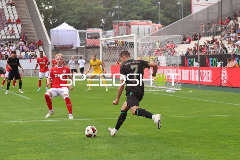 Stöger (#7; Borussia Mönchengladbach) vor dem Abschluss im Stadion an der Hafenstraße