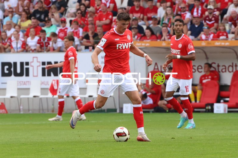 Rot Weiss Essen Spieler am Ball im Stadion an der Hafenstraße