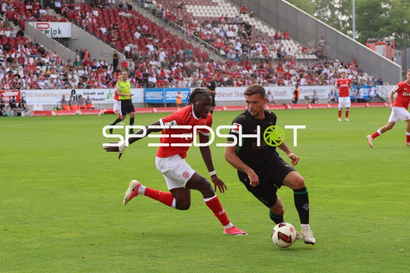 Kevin Stöger (#7; Borussia Mönchengladbach) im Zweikampf in Essen